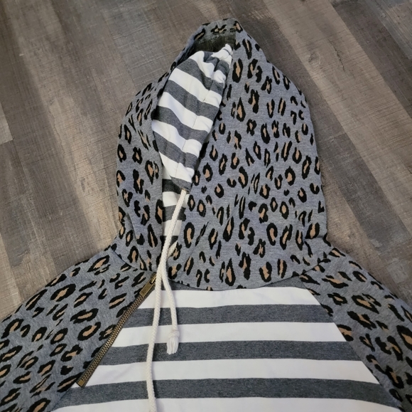 AMPERSAND AVE Gray and White Striped Hoodie - Picture 4 of 7